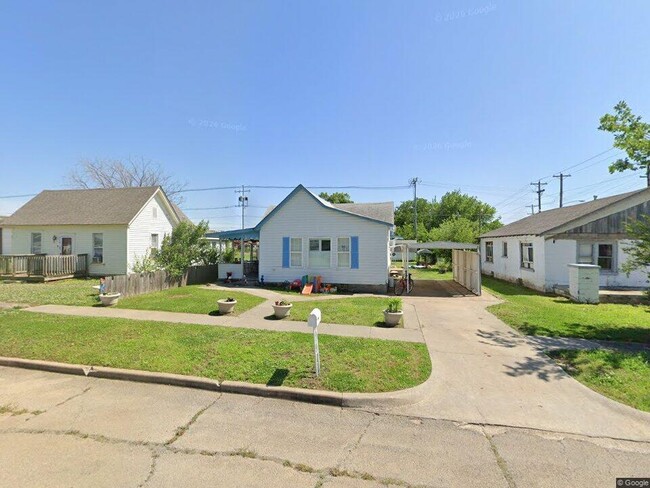 property at 217 W Oak St