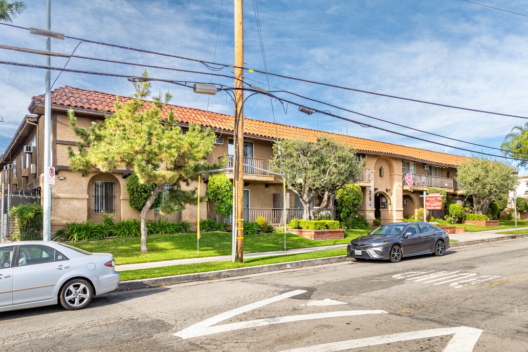 Parkside Villa Apartments in Granada Hills, CA - Building Photo