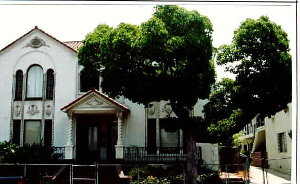 334 N Mathews St in Los Angeles, CA - Building Photo