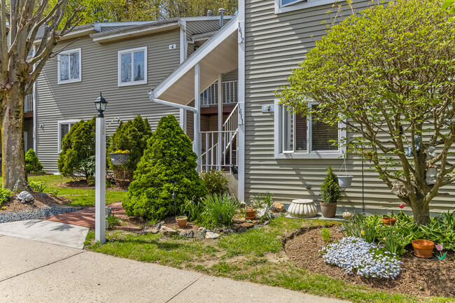 Bedford Lake Apartments in Bedford Hills, NY - Building Photo - Building Photo