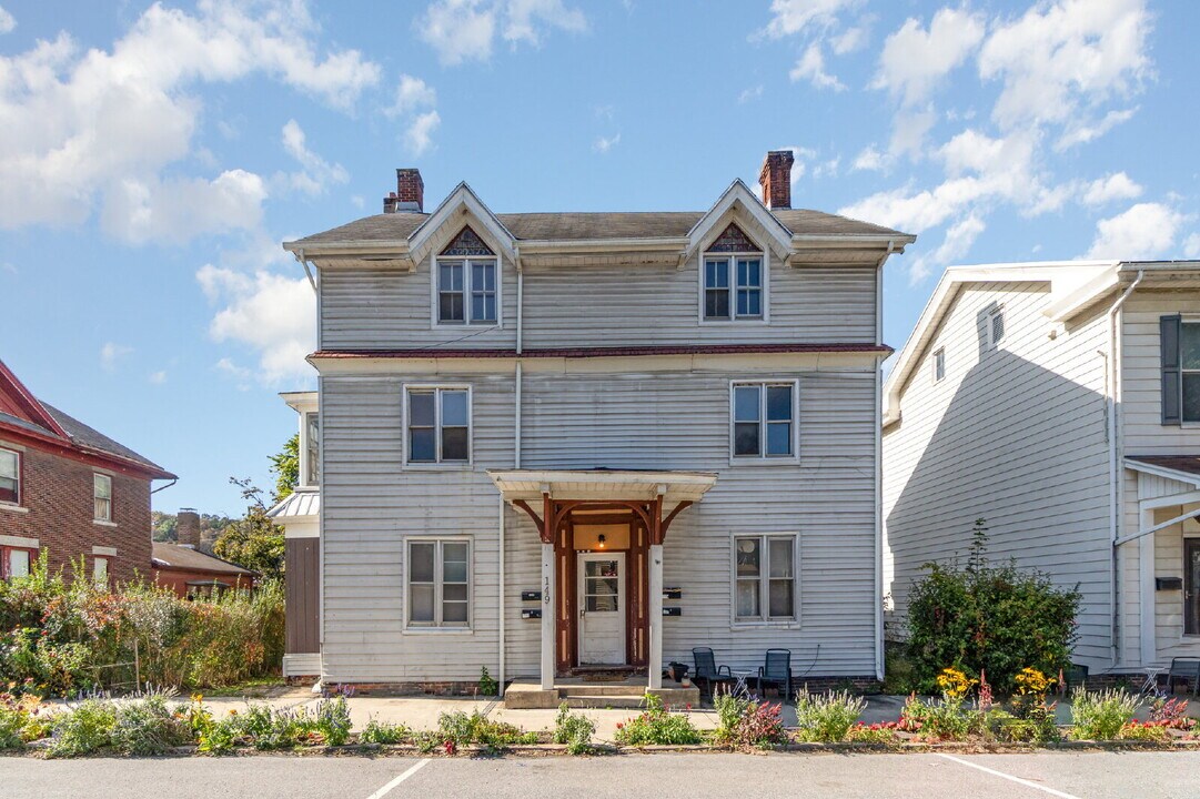 149 N 2nd St in Newport, PA - Building Photo