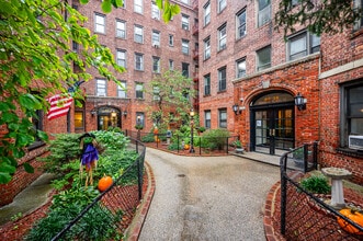 44-14 Newton Rd in Astoria, NY - Foto de edificio - Building Photo