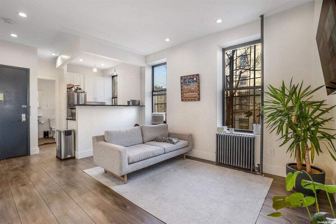 1684 Woodbine St, Unit 3B in Queens, NY - Building Photo
