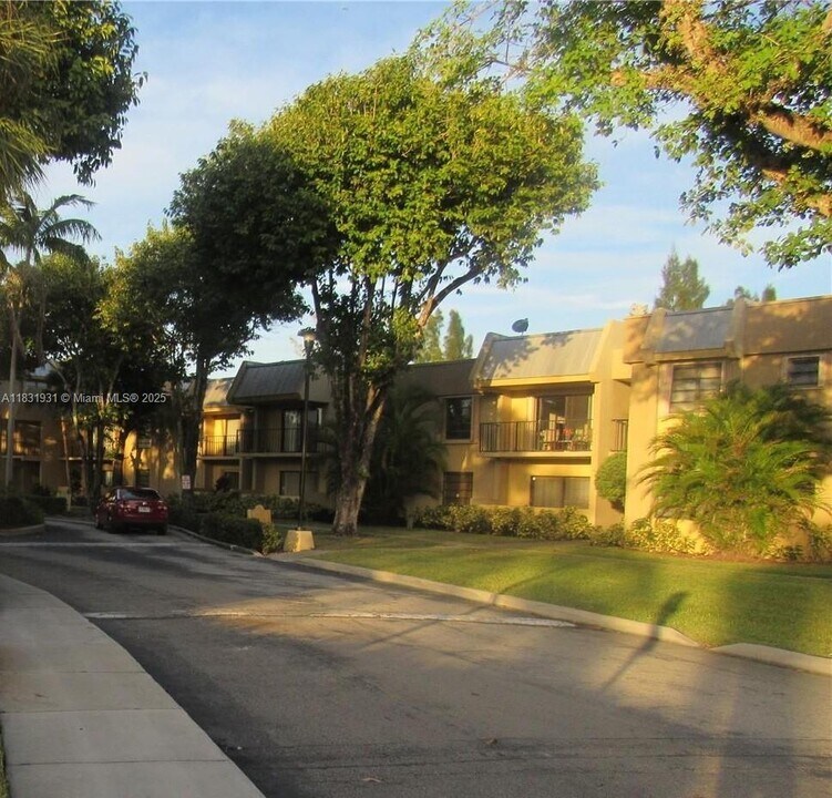 10431 N Kendall Dr in Miami, FL - Foto de edificio