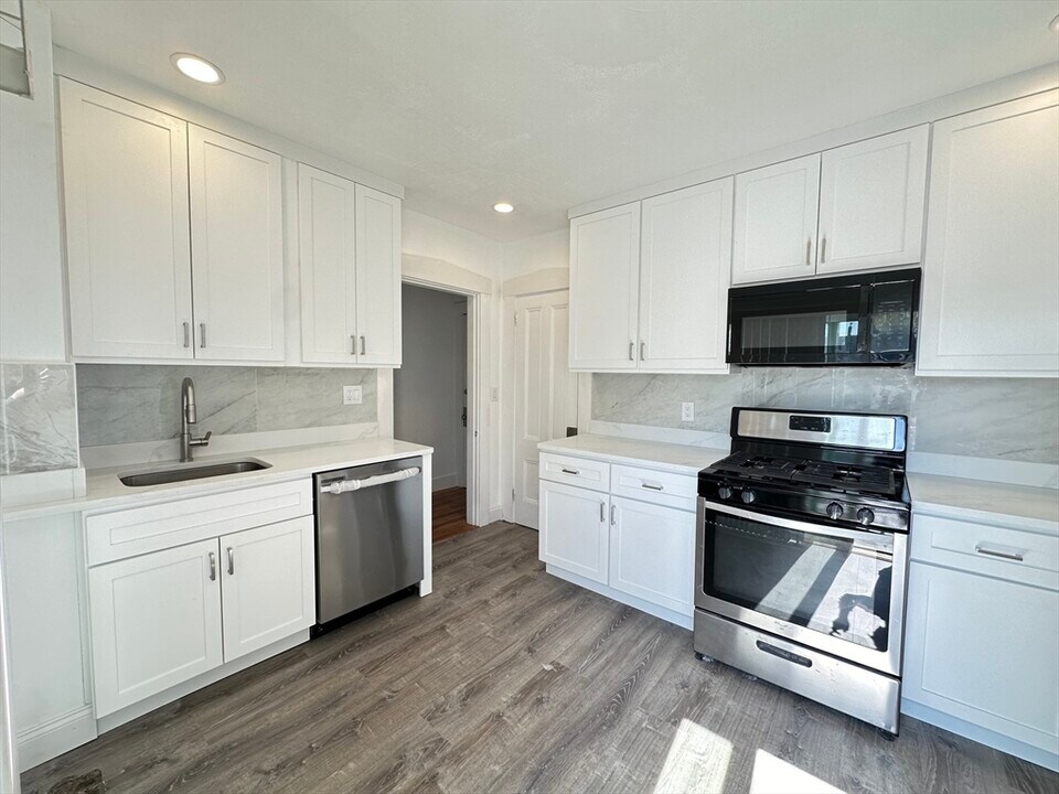 38 Pond St in Natick, MA - Building Photo