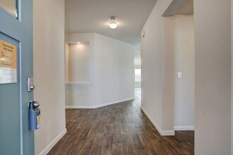 111 Groves Ln in Hutto, TX - Foto de edificio - Building Photo