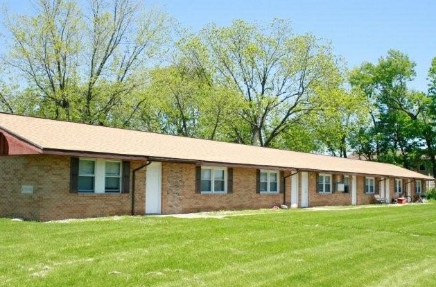 Lynn-Ro Apartments/TriCounty Manangement Grou in Charleston, IL - Building Photo