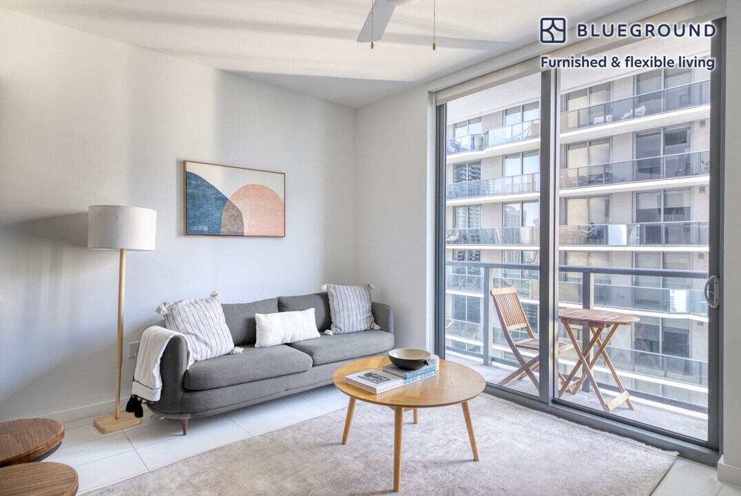 86 SW 8th St in Miami, FL - Building Photo