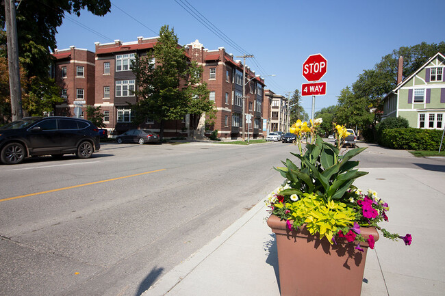 834 Grosvenor Av in Winnipeg, MB - Building Photo - Building Photo