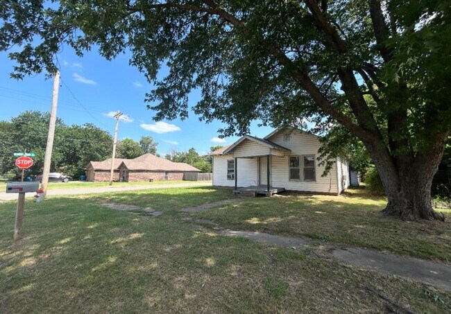 1049 E Oak St in Cushing, OK - Foto de edificio - Building Photo