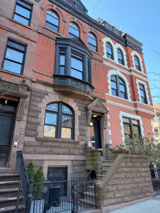 122 Manhattan Ave in New York, NY - Foto de edificio