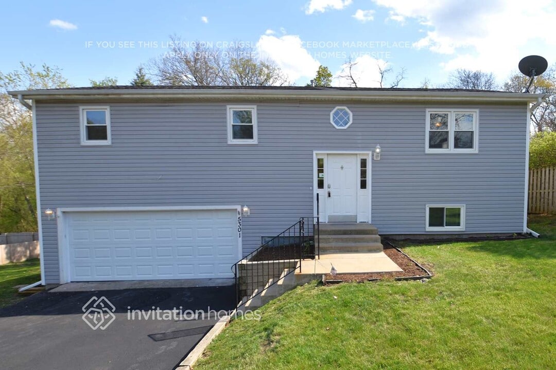 5301 W Orchard Dr in Mccullom Lake, IL - Building Photo