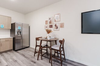 Grapevine Villa in Delano, CA - Foto de edificio - Interior Photo