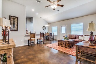 1112 Renee St in Seguin, TX - Building Photo - Building Photo