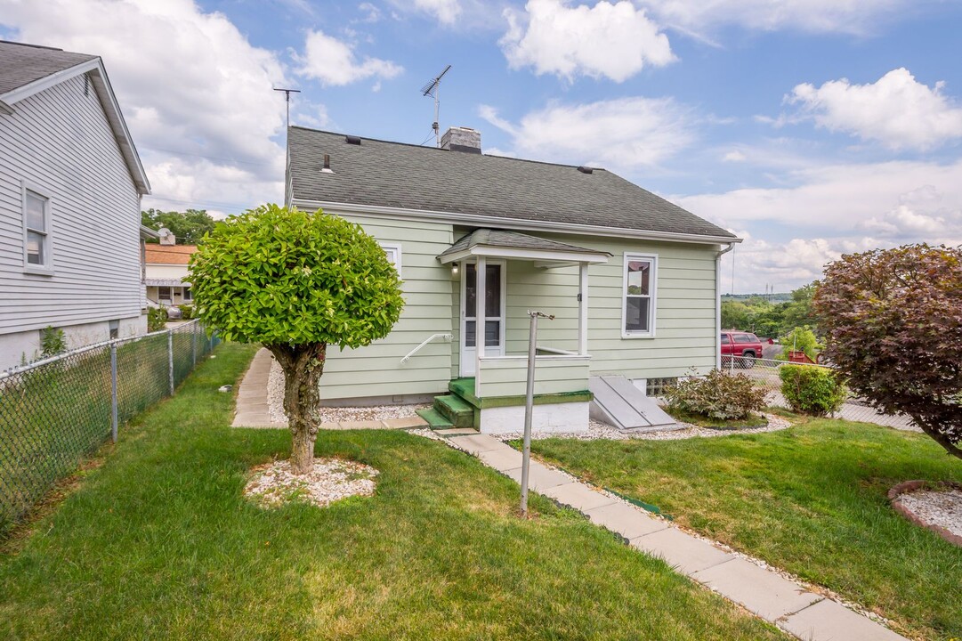 307 College St in Verona, PA - Building Photo