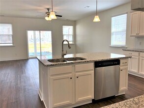 160 Gregory Dr in Clayton, NC - Foto de edificio - Building Photo