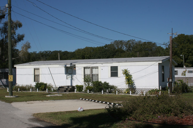 Pinetree Village Mobile Home Park in Lutz, FL - Foto de edificio - Building Photo