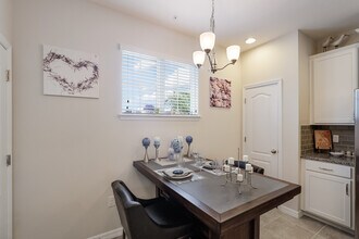 8653 Karpeal Dr, Unit 1104 in Sarasota, FL - Foto de edificio - Building Photo