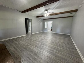 207 Sharp Dr in Stephenville, TX - Foto de edificio - Building Photo