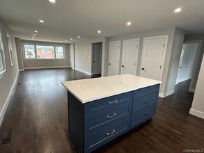 7 Linwood Rd N in Port Washington, NY - Foto de edificio - Building Photo