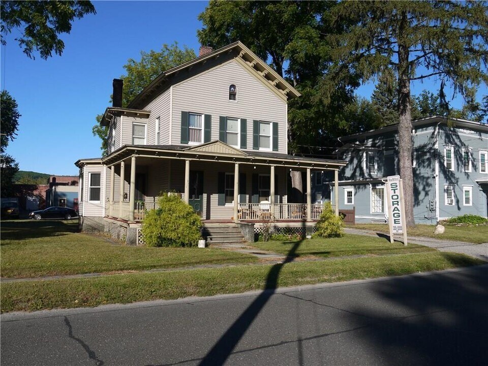 32 West St in New Milford, CT - Building Photo