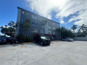 1060 Crystal Lake Dr in Pompano Beach, FL - Building Photo - Building Photo