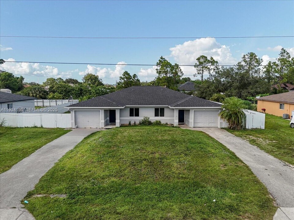 4516 Douglas Ln in Lehigh Acres, FL - Building Photo
