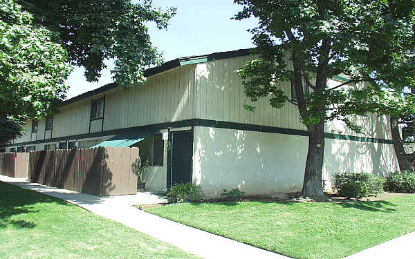 Summit Apartments in Fresno, CA - Building Photo - Building Photo