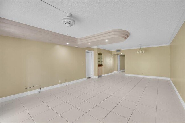 350 Racquet Club Rd in Weston, FL - Building Photo - Building Photo