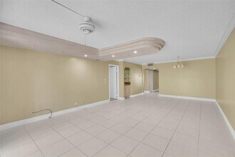 350 Racquet Club Rd in Weston, FL - Building Photo - Building Photo
