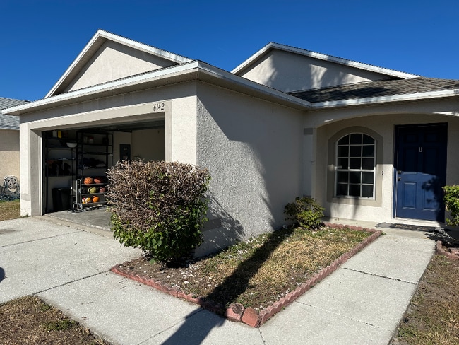 6142 Lanshire Dr in Tampa, FL - Building Photo - Building Photo