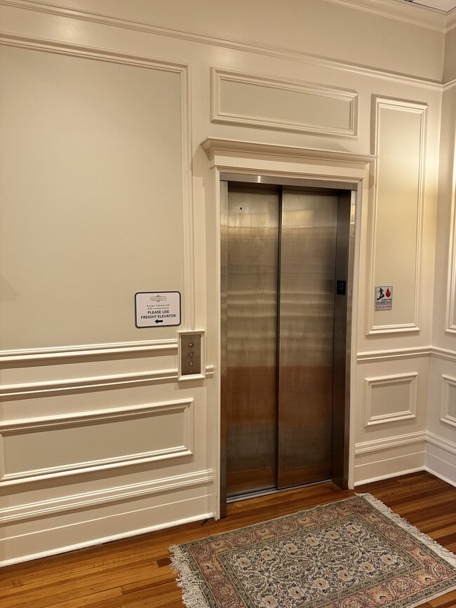 9 W York St, Unit 207B in Savannah, GA - Foto de edificio - Building Photo