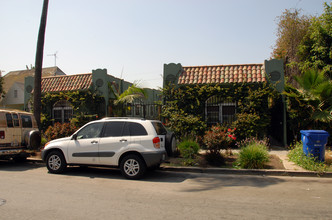 6126 Romaine St in Los Angeles, CA - Building Photo - Building Photo