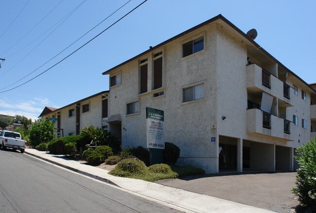 8229 Orchard Ave in La Mesa, CA - Foto de edificio - Building Photo