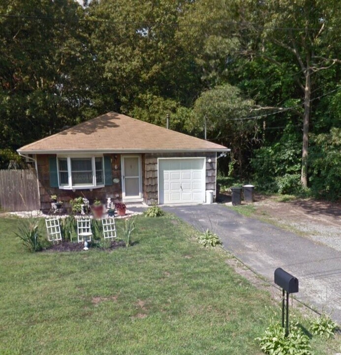 6 Floyd Rd N in Shirley, NY - Building Photo