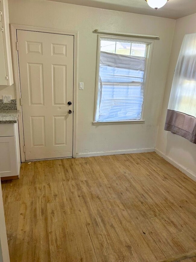 3337 E Clinton Ave in Fresno, CA - Building Photo - Building Photo