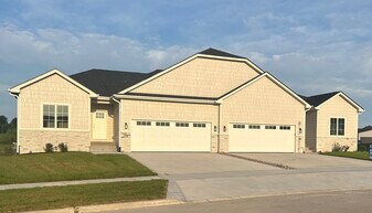 778 NE 71st St in Pleasant Hill, IA - Building Photo