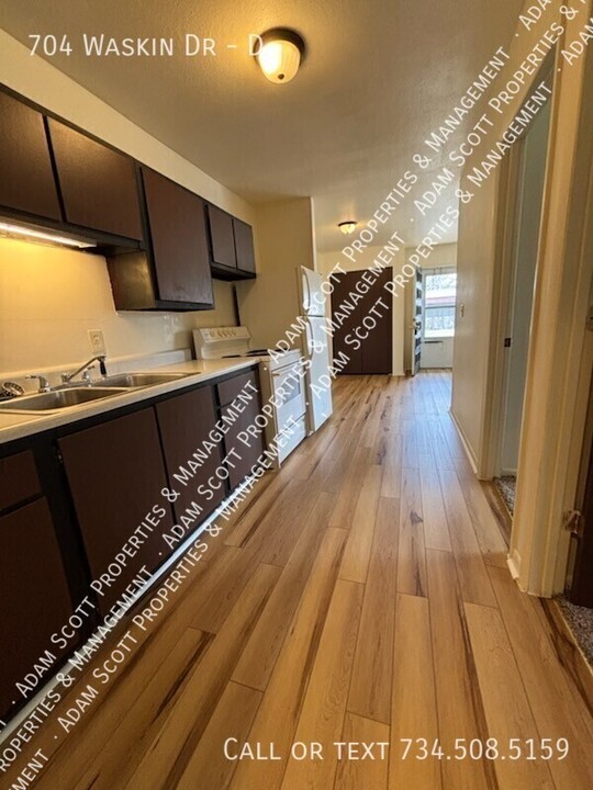 704 Waskin Dr-Unit -D in Tecumseh, MI - Building Photo