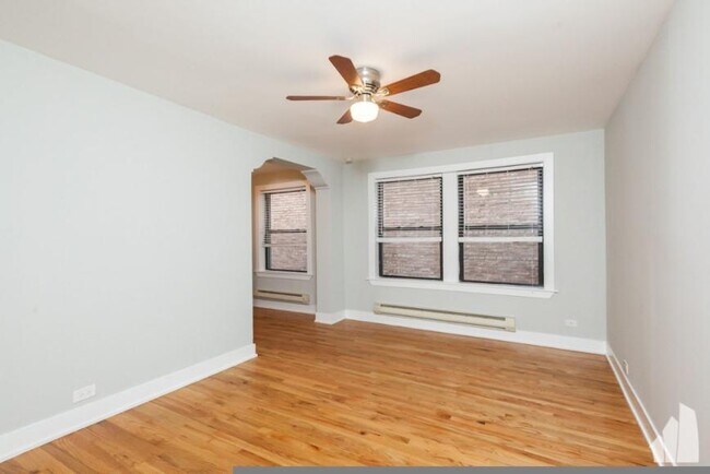 property at 425 W Roscoe St