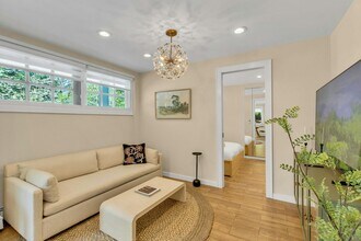 14 Crossman Pl in Huntington, NY - Building Photo - Building Photo