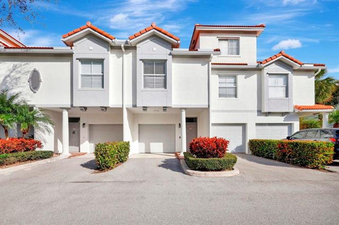 2038 Alta Meadows Ln in Delray Beach, FL - Building Photo