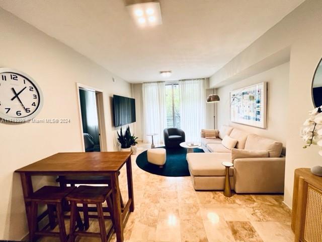 3339 Virginia St, Unit 303 in Miami, FL - Foto de edificio - Building Photo