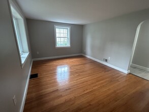 38 Ivan St in Lexington, MA - Foto de edificio - Building Photo