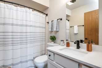 Shady Lane Apartments in Menomonee Falls, WI - Foto de edificio - Building Photo