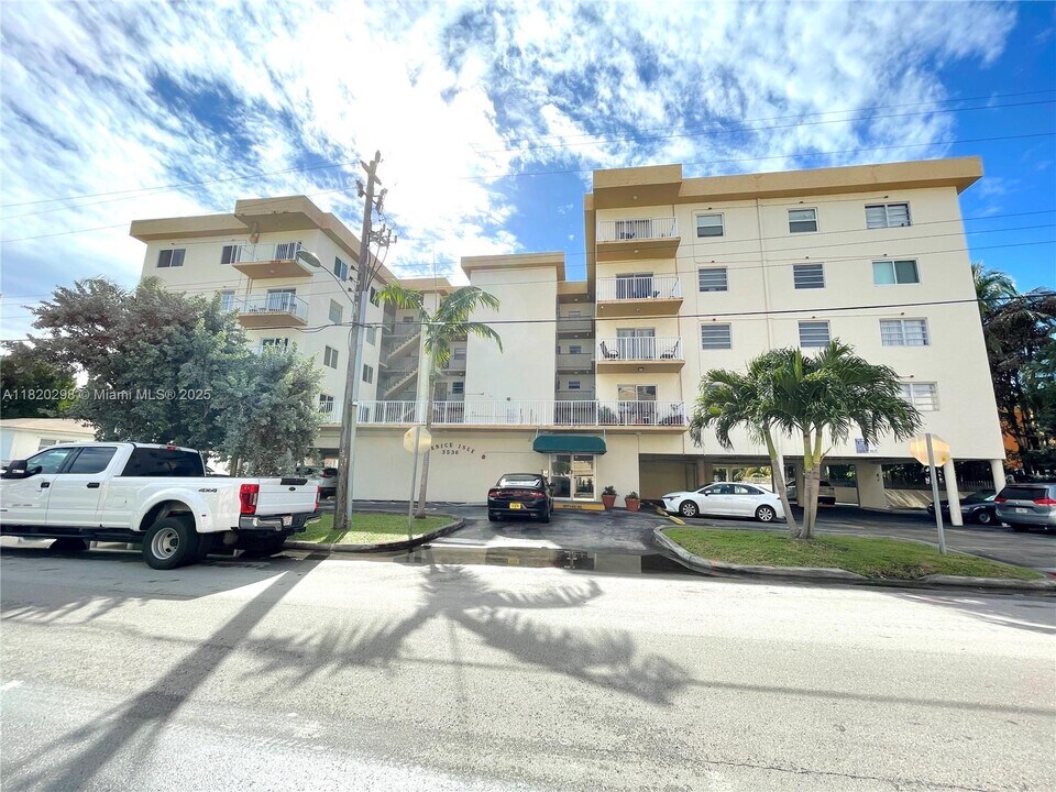 3536 NE 168th St in North Miami Beach, FL - Building Photo