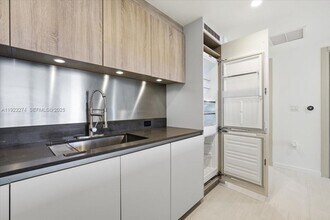 1000 Brickell Plz, Unit 3211 in Miami, FL - Foto de edificio - Building Photo