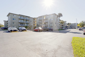 Palm Lake Apartments in Miami, FL - Building Photo - Building Photo