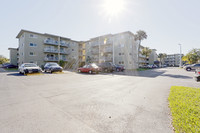 Palm Lake Apartments in Miami, FL - Foto de edificio - Building Photo