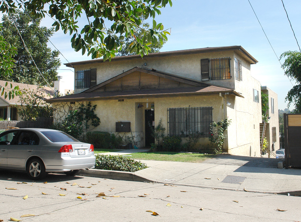 646 Tularosa Dr in Los Angeles, CA - Foto de edificio