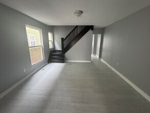 Completely Renovated 3BR/1BA Townhome located close to downtown Indy. in Indianapolis, IN - Foto de edificio - Building Photo